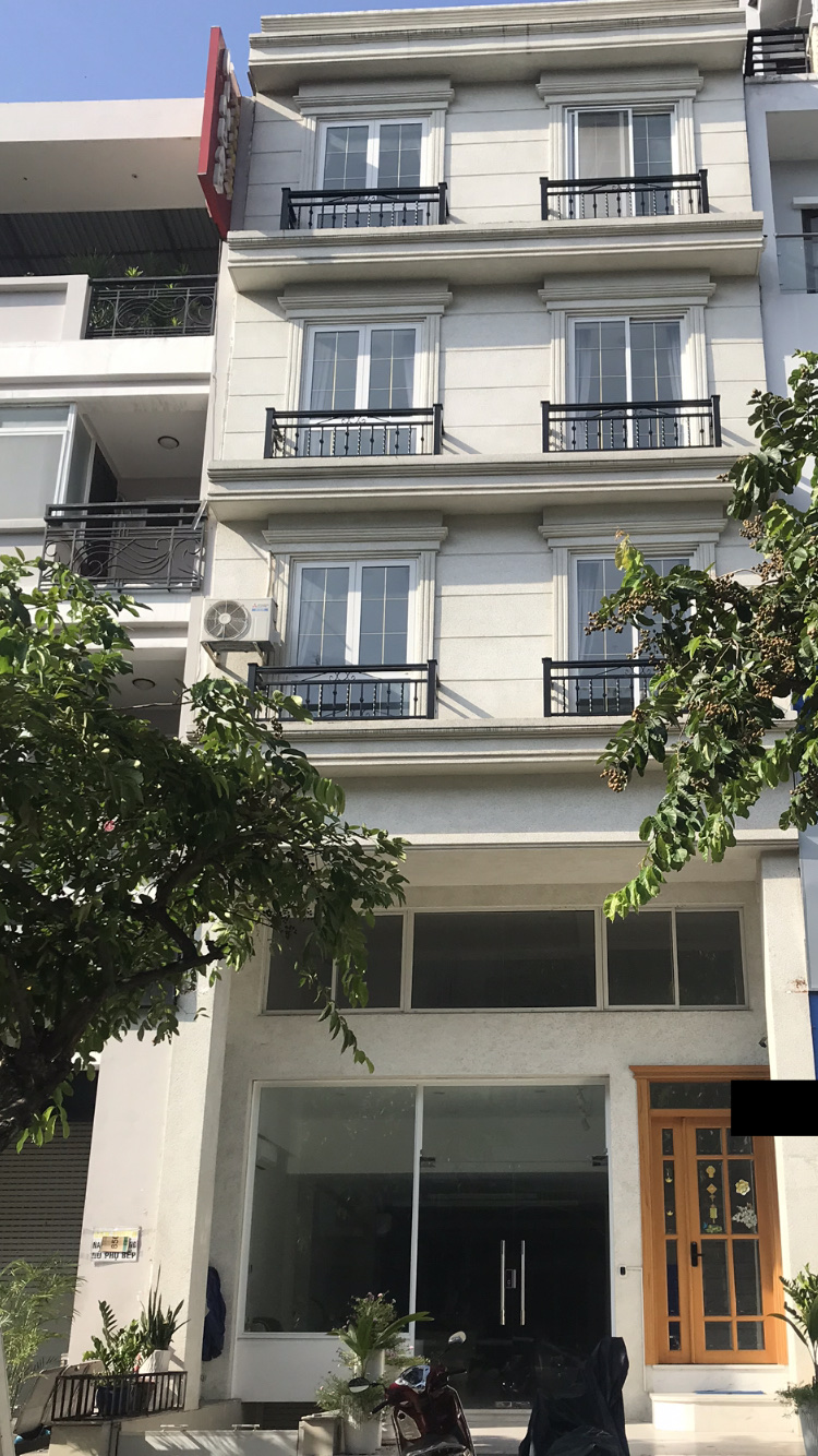 Xuất cảnh cần bán gấp nhà phố Hưng Phước 4, mặt tiền đường lớn. Diện tích: 111m, Xây dựng trệt, lửng, 3 lầu. Có hầm, thang máy, 9 phòng. Khu kinh doanh sầm uất. Giá chỉ 45 tỷ. Liên Hệ: hotline Ngọc Thư xem nhà