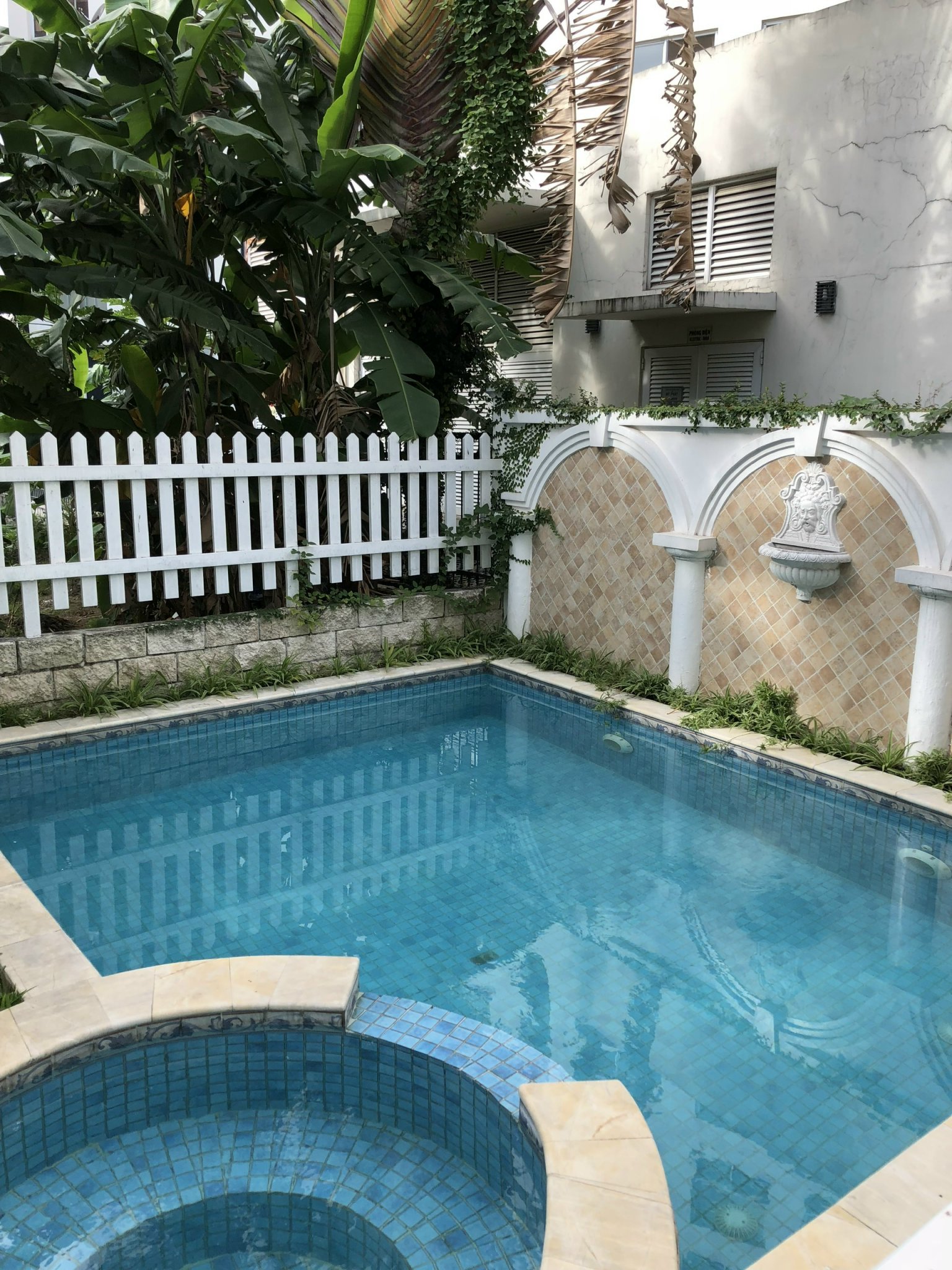 Cho thuê căn biệt thự đơn lập Nam Quang, Phú Mỹ Hưng. Diện tích sử dụng 400m, 5 phòng ngủ, nội thất đầy đủ, Có hồ bơi. Giá chỉ 75 triệu/ tháng. Quý khách xem nhà liên hệ: hotline Ngọc Thư