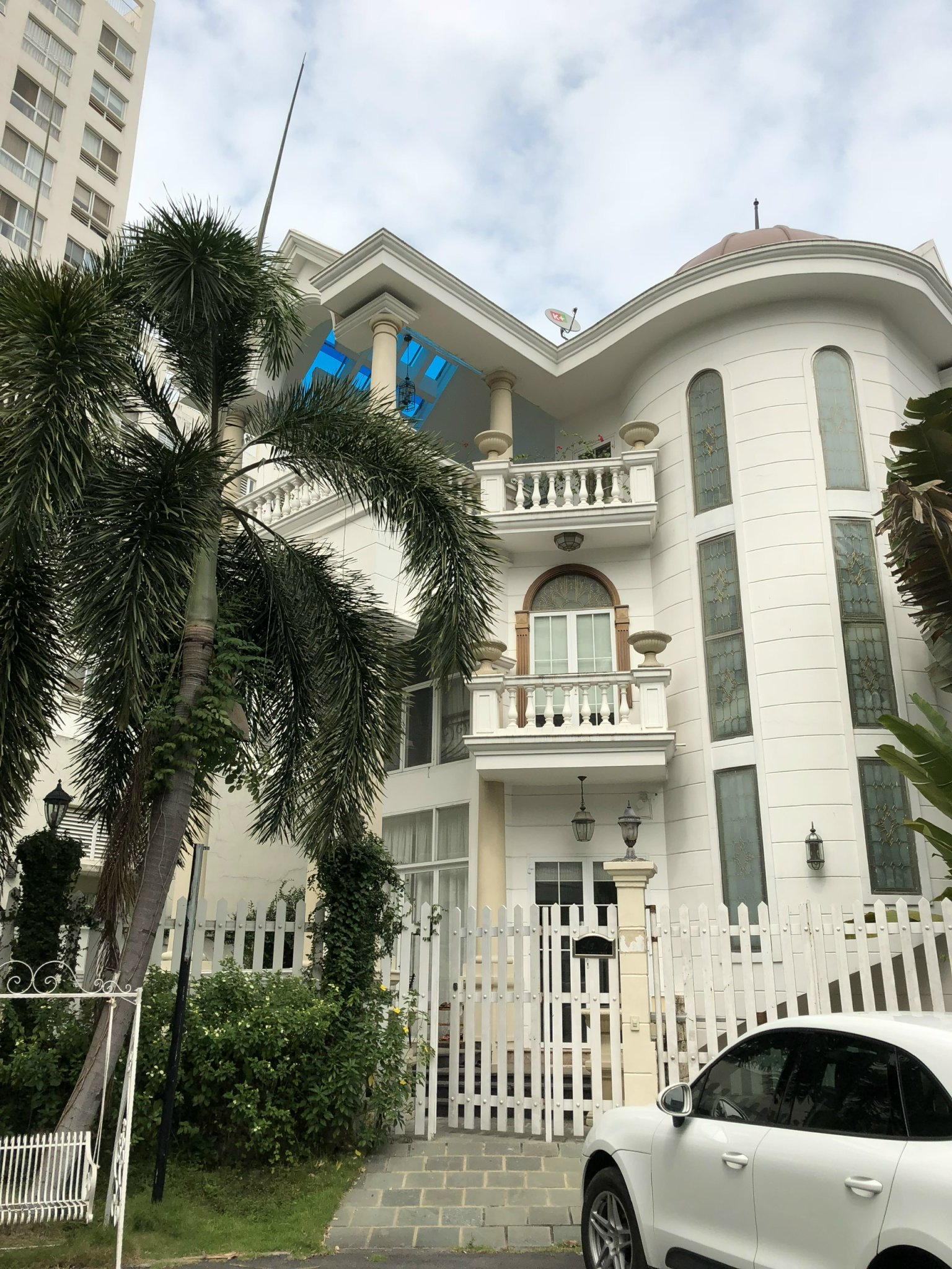 Cho thuê căn biệt thự đơn lập Nam Quang, Phú Mỹ Hưng. Diện tích sử dụng 400m, 5 phòng ngủ, nội thất đầy đủ, Có hồ bơi. Giá chỉ 75 triệu/ tháng. Quý khách xem nhà liên hệ: hotline Ngọc Thư - 2795