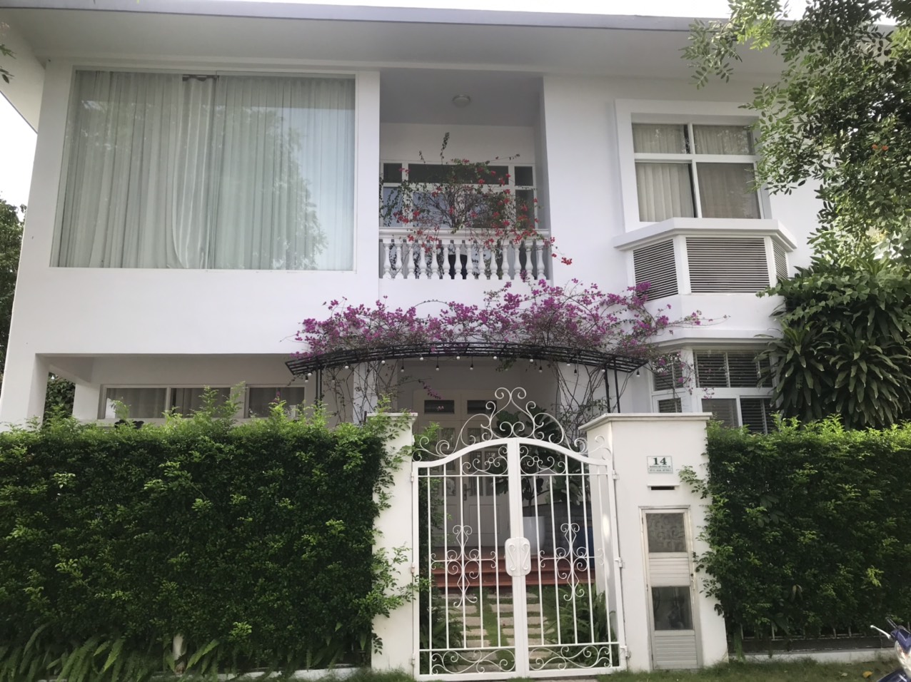 Xuất cảnh cần bán căn góc biệt thự đơn lập Mỹ Phú. Diện tích: 400m, 4 phòng ngủ, nội thất cao cấp. Khu an ninh, bảo vệ 24/24. Giá chỉ có 145 tỷ. Liên hê xem nhà: hotline Ngọc Thư