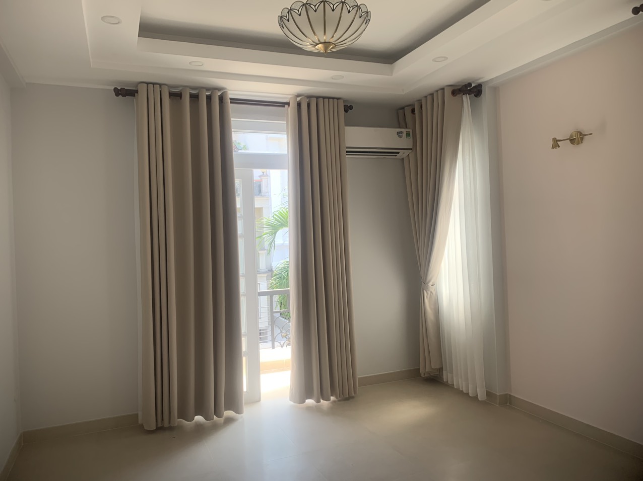 Cần cho thuê biệt thự đơn lập Nam Thiên Phú Mỹ Hưng. Dt: 300m, 5 phòng ngủ. Trệt, 2 lầu, căn góc sân vườn rộng. Giá chỉ: 90 triệu/ tháng. Liên hệ xem nhà: hotline Ngọc Thư xem nhà - 8222