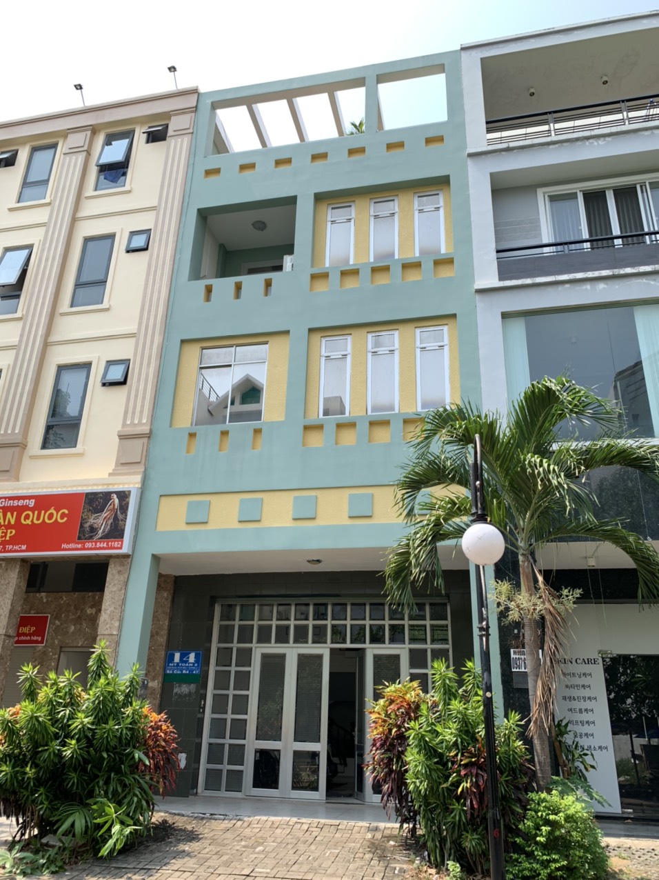 Gia định chuẩn bị ra nước ngoài cân bán gấp căn nhà phố Mỹ Toàn. Diện tích: 6x18,5m. Xây dựng trệt, lửng, 3 lầu. Giá  33 tỷ. Liên hệ xem nhà: hotline Ngọc Thư