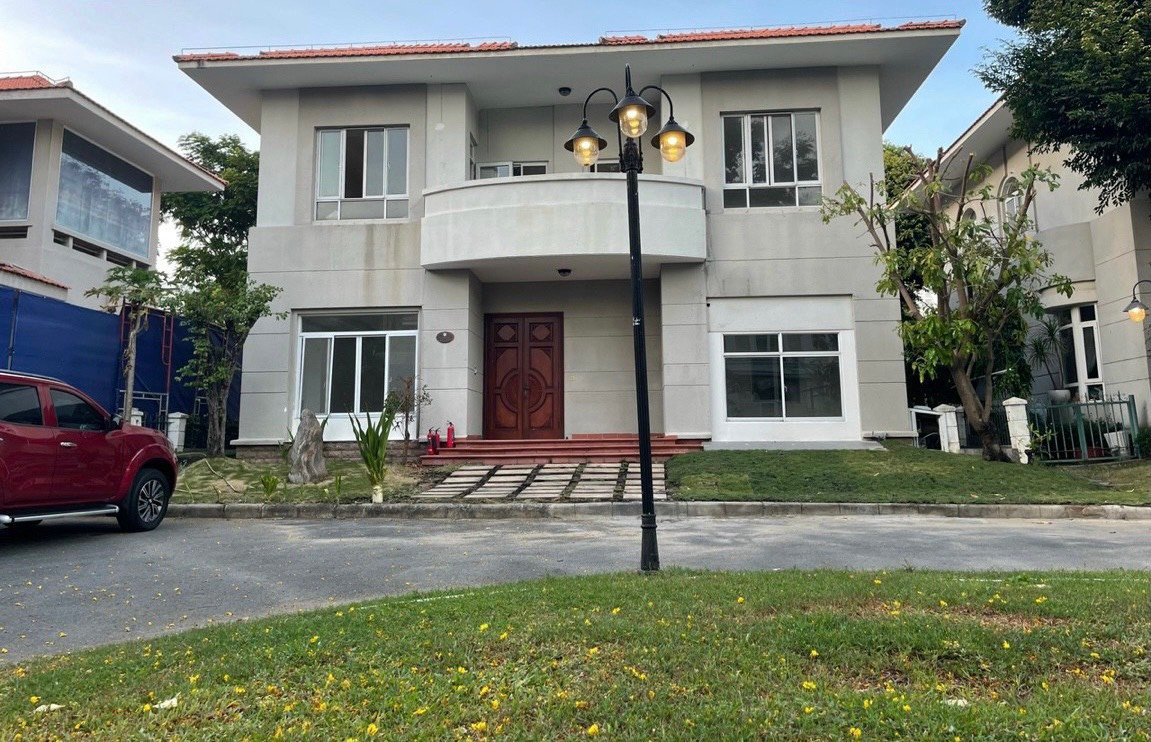 Ngân hàng siết nợ cần bán gấp căn biệt thự Phú Gia, 317m vuông, 4 phòng. Giá chỉ 92 tỷ. Liên hệ xem nhà: hotline Ngọc Thư