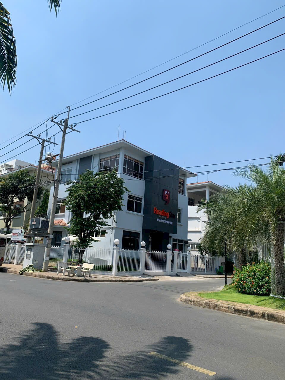 Cần tiền bán gấp căn góc biệt thự đơn lập 2 mặt tiền đường Mỹ Kim. Diện tích 320m, xây dựng 1 trệt, 2 lầu, nhà đang cho thuê dài hạn. Giá chỉ: 125 tỷ . Quý khách xem nhà liên hê: hotline Ngọc Thư - 9157