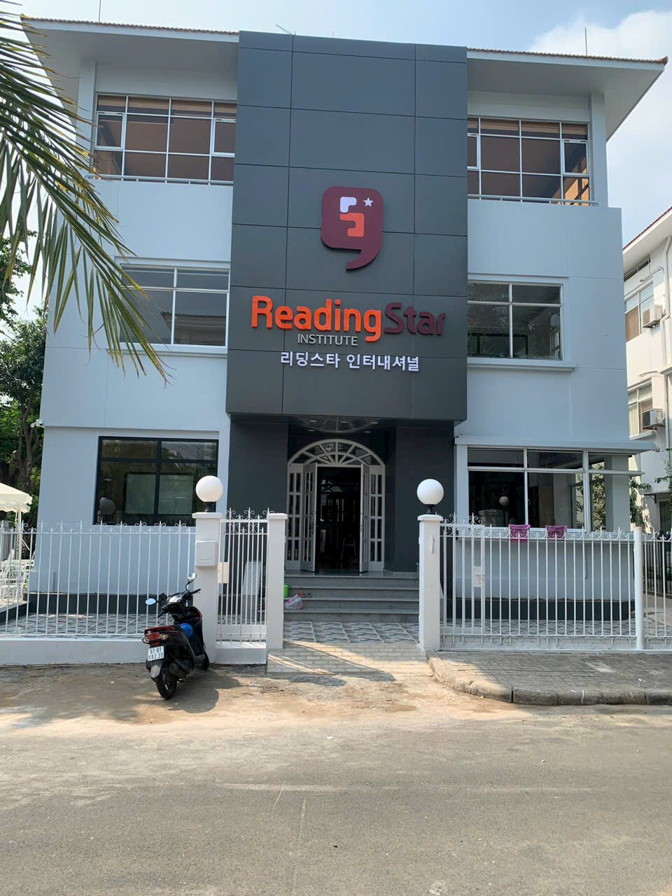 Cần tiền bán gấp căn góc biệt thự đơn lập 2 mặt tiền đường Mỹ Kim. Diện tích 320m, xây dựng 1 trệt, 2 lầu, nhà đang cho thuê dài hạn. Giá chỉ: 125 tỷ . Quý khách xem nhà liên hê: hotline Ngọc Thư