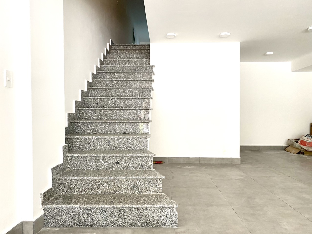 Bán shop Hưng Vượng mặt tiền đường số 6 khu kinh doanh đông đúc , sầm uất.Diện tích: 152m, Vừa ký hợp đồng thuê dài hạn. Giá bán chỉ 11 tỷ. Anh chị xem shop liên hệ: hotline Ngọc Thư - 1690