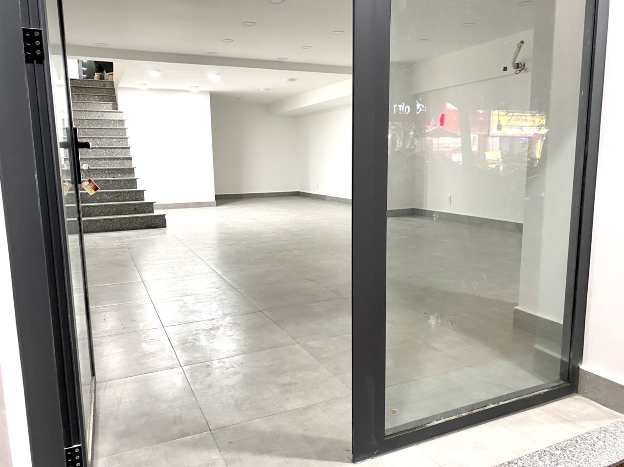 Bán shop Hưng Vượng mặt tiền đường số 6 khu kinh doanh đông đúc , sầm uất.Diện tích: 152m, Vừa ký hợp đồng thuê dài hạn. Giá bán chỉ 11 tỷ. Anh chị xem shop liên hệ: hotline Ngọc Thư - 1691