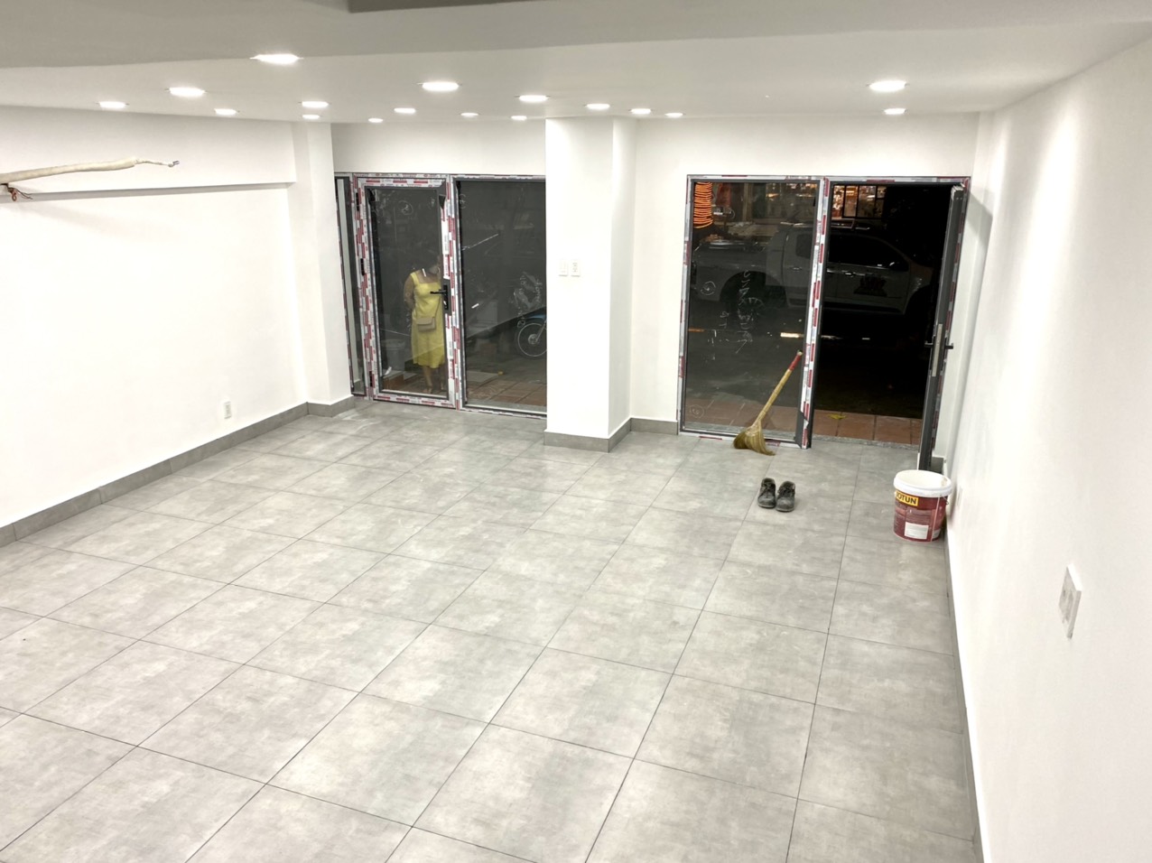 Bán shop Hưng Vượng mặt tiền đường số 6 khu kinh doanh đông đúc , sầm uất.Diện tích: 152m, Vừa ký hợp đồng thuê dài hạn. Giá bán chỉ 11 tỷ. Anh chị xem shop liên hệ: hotline Ngọc Thư - 1688