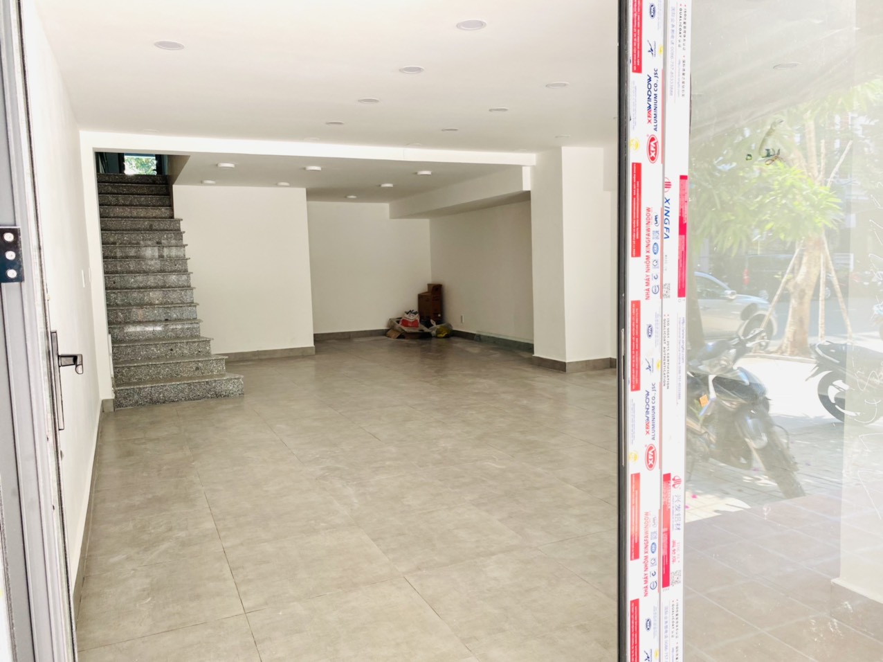 Bán shop Hưng Vượng mặt tiền đường số 6 khu kinh doanh đông đúc , sầm uất.Diện tích: 152m, Vừa ký hợp đồng thuê dài hạn. Giá bán chỉ 11 tỷ. Anh chị xem shop liên hệ: hotline Ngọc Thư - 1692