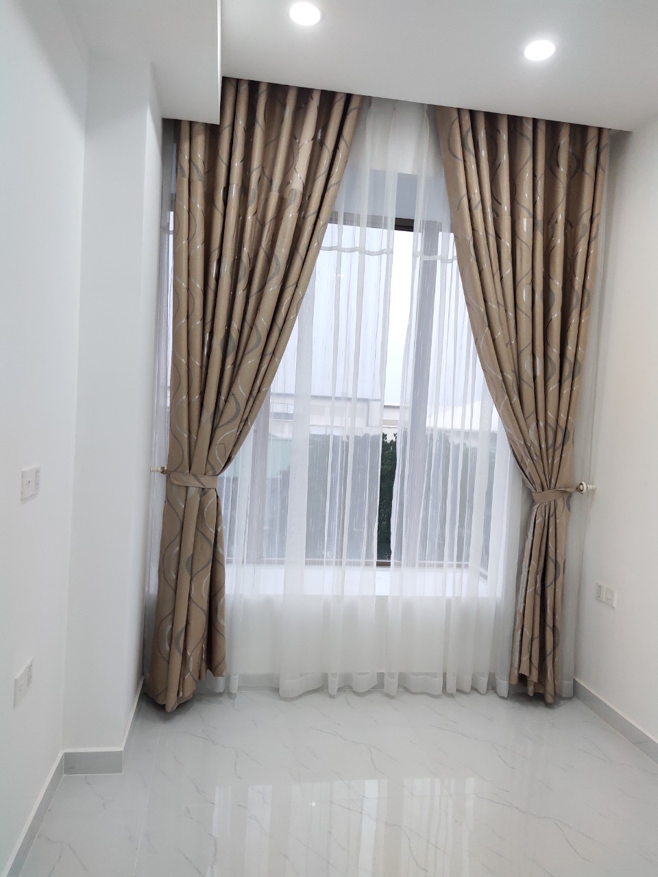 Cho thuê căn hộ Mitdtown the peak, phú mỹ hưng, quạn 7. DT: 80M, đã hoàn thiện nội thất, 2 phòng ngủ, 2 wc. Giá chỉ: 25 triệu/ tháng. Quý khách xem nhà liên hệ: hotline Ngọc Thư - 1720