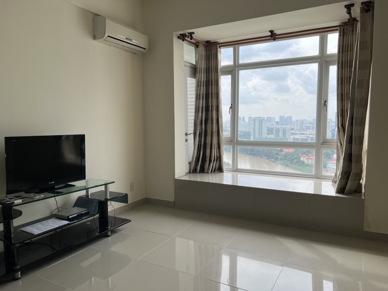Cho thuê căn hộ Riverside Residence, phú mỹ hưng, quận 7. Diện tích: 80m, 2 phòng ngủ, nội thất đầy đủ,view sông, hồ bơi.  Giá chỉ : 22 triêu/ tháng. Quý khách xem nhà liên hệ: hotline Ngọc Thư - 1744