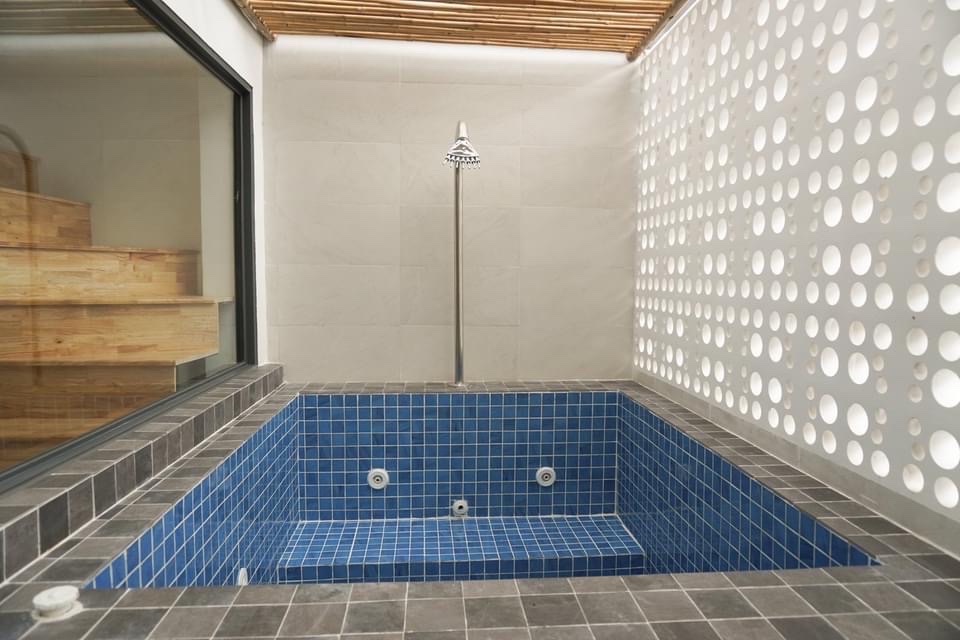 Bán nhà phố kinh doanh Hưng Gia, Hưng Phước. Đang kinh doanh khách sạn có 11 phòng, thang máy, hầm, bồn tắm massage, sauna. Giá bán nhanh 32 tỷ,Quý khách xem nhà liên hệ: hotline Ngọc Thư - 1809