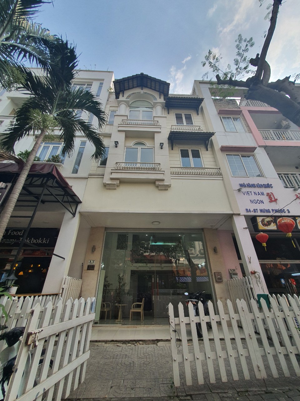 Cần bán nhà phố kinh doanh Hưng Phước, Phú Mỹ Hưng. Nhà đang cho thuê lâu dài, thu nhập ổn định. Cần bán đi nước ngoài giá 27,5 tỷ. Quý khách xem nhà liên hệ: hotline Ngọc Thư