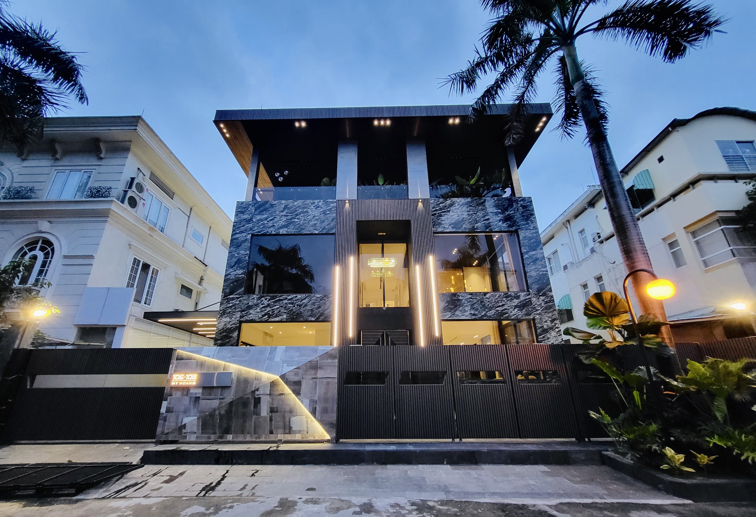 Cần bán biệt thự đơn lập Mỹ Hoàng khu trung tâm PMH. Diên tích sử dụng 400m, 1 trêt, 1 lầu. Nội thất cao cấp, giá chỉ 108 tỷ. Quý khách xem nhà liên hệ: hotline Ngọc Thư ( zalo, viber)