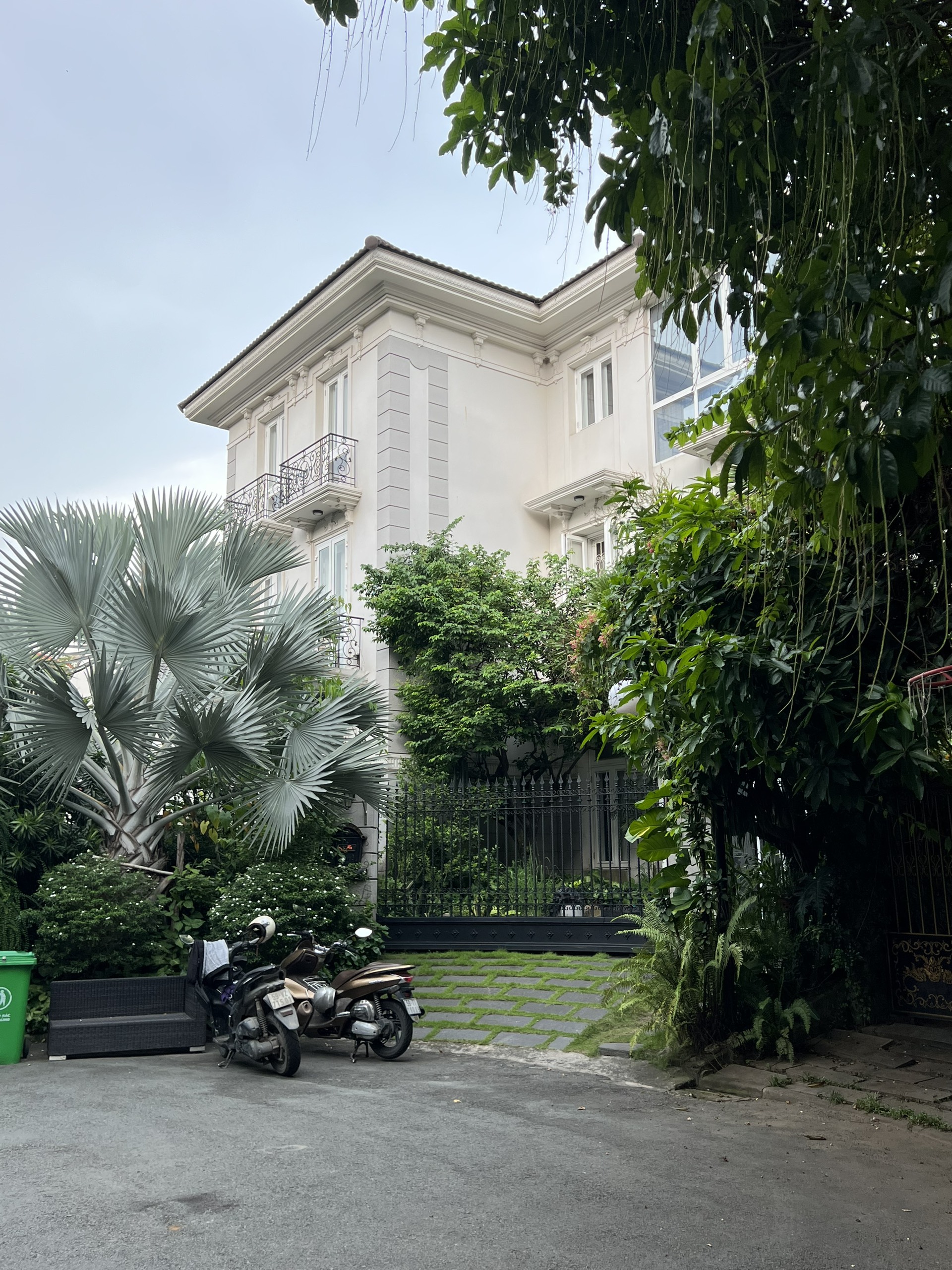 Bán gấp biệt thự đơn lập Nam Thiên 3. Diện tích: 366,6m. Nội thất cao cấp, hồ bơi lớn, giá bán nhanh chỉ 109 tỷ. Quý khách xem nhà liên hệ: hotline Ngọc Thư