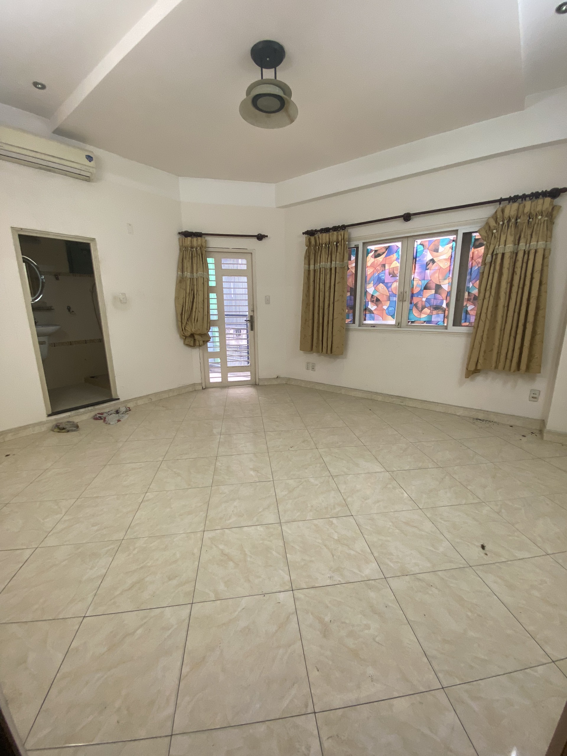 Cho thuê nhà phố hưng gia 2, phú mỹ hưng. Diện tích: 6x18,5m. Trệt, lửng, 3 lầu. Nhà trống, gần đường Bùi Bằng Đoàn, thích hợp kinh doanh mọi ngành nghề. Quý khách xem nhà: hotline Ngọc Thư - 1936