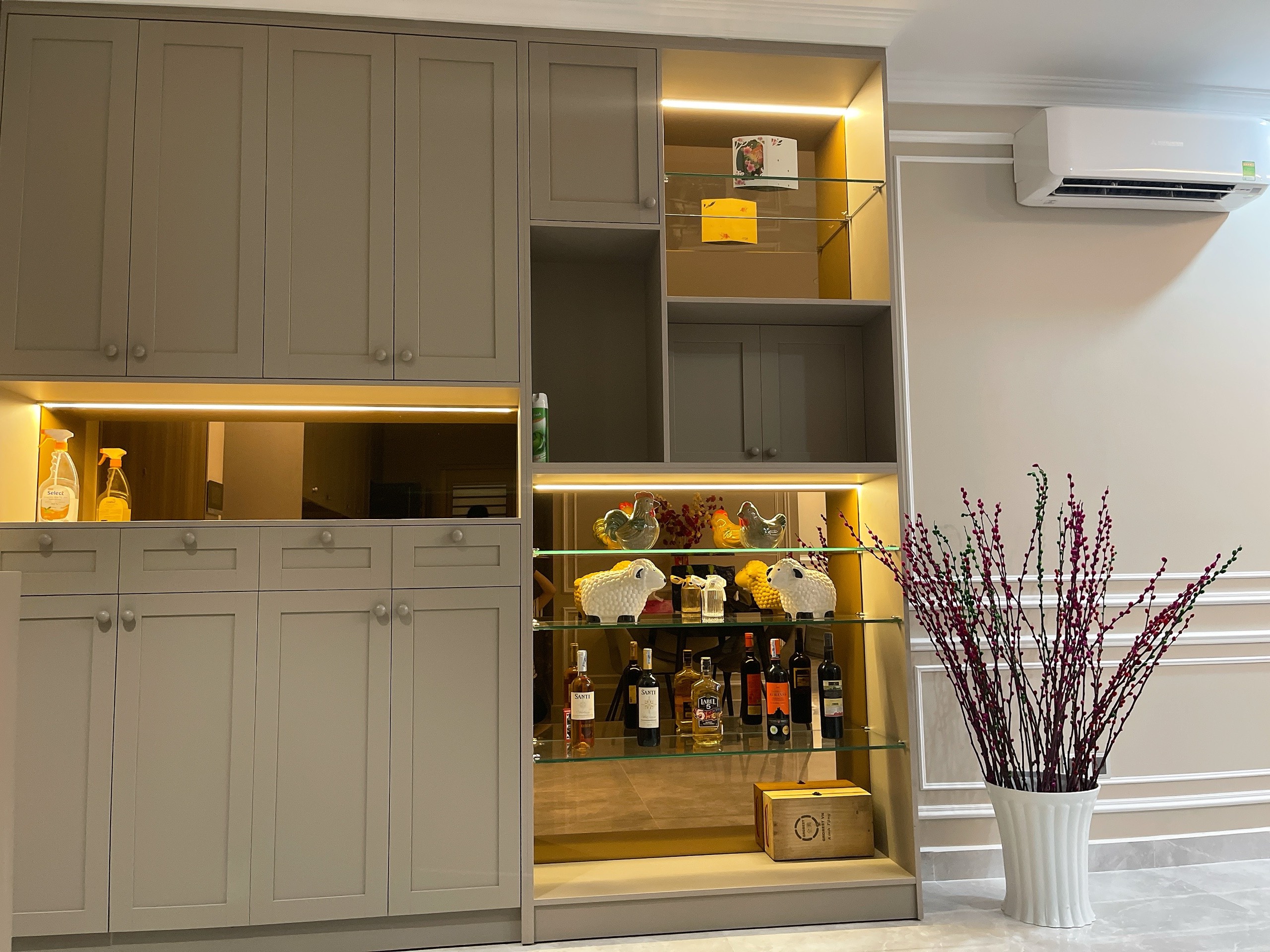 Cần bán căn hộ Midtown The Peak M8 , diện tích: 81m, 2 phòng ngủ, 2wc, nội thất cao cấp, giá 7.3 tỷ . Quý khách xem nhà liên hệ: hotline Ngọc Thư