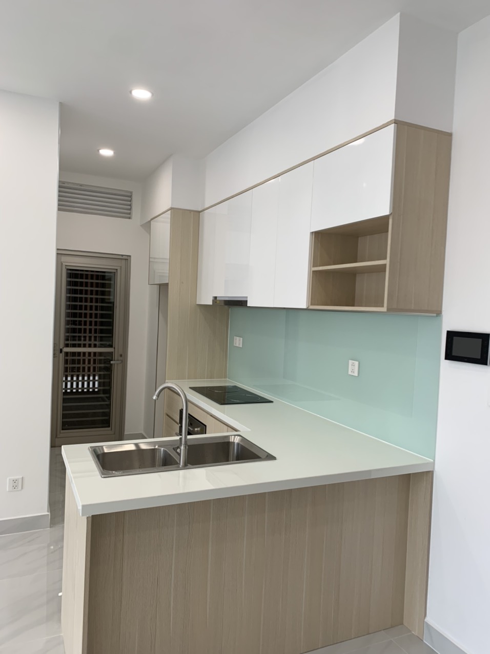 Cho thuê shop tầng 3 khu Midtown. Diện tích: 91m, đã hoàn thiện nội thất cơ bản. Có 2 phòng ngủ. Thích hợp vừa ở vừa làm văn phòng. Giá chỉ : 22 triệu/ tháng. Anh chị đi xem nhà vui lòng liên hệ: hotline Ngọc Thư - 1990