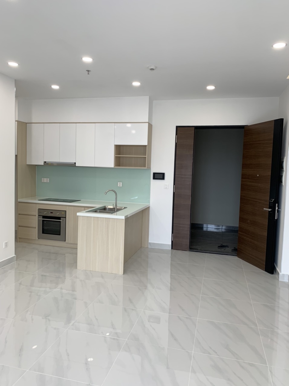 Cho thuê shop tầng 3 khu Midtown. Diện tích: 91m, đã hoàn thiện nội thất cơ bản. Có 2 phòng ngủ. Thích hợp vừa ở vừa làm văn phòng. Giá chỉ : 22 triệu/ tháng. Anh chị đi xem nhà vui lòng liên hệ: hotline Ngọc Thư - 1988