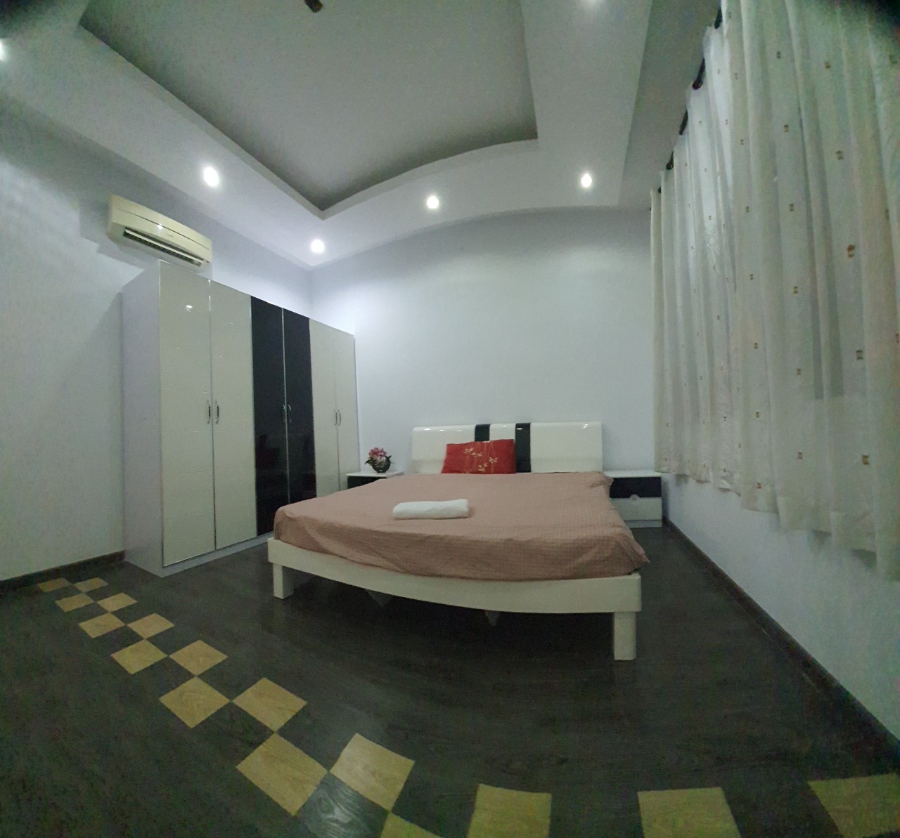 Cho thuê biệt thự tứ lập Mỹ Phú 2, 4 phòng ngủ, nội thất cơ bản. Nhà mới sửa, sân vườn rộng, giá chỉ: 60 triệu/ tháng. Quý khách xem nhà liên hệ: hotline Ngọc Thư - 1994