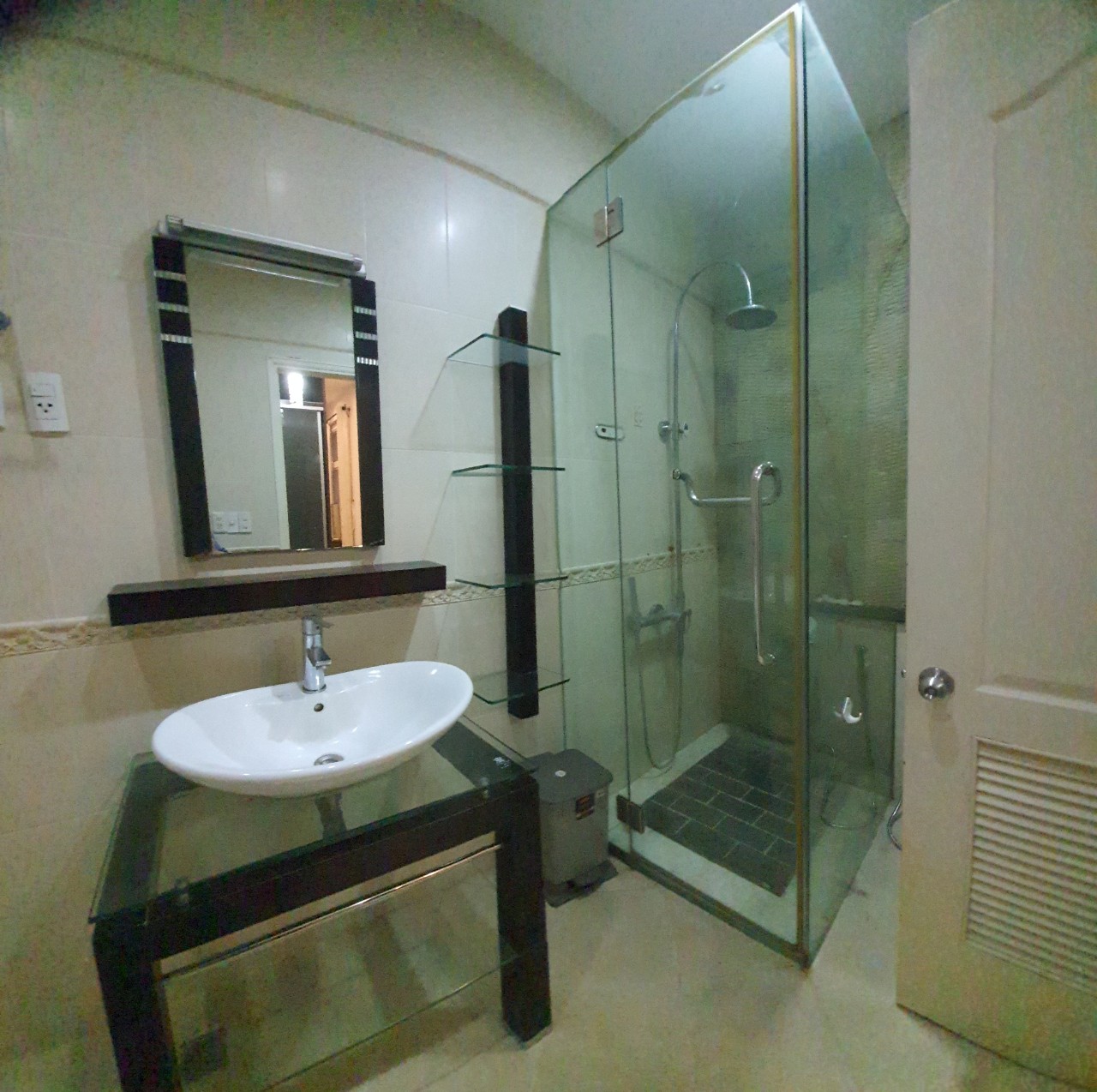 Cho thuê biệt thự tứ lập Mỹ Phú 2, 4 phòng ngủ, nội thất cơ bản. Nhà mới sửa, sân vườn rộng, giá chỉ: 60 triệu/ tháng. Quý khách xem nhà liên hệ: hotline Ngọc Thư - 1995