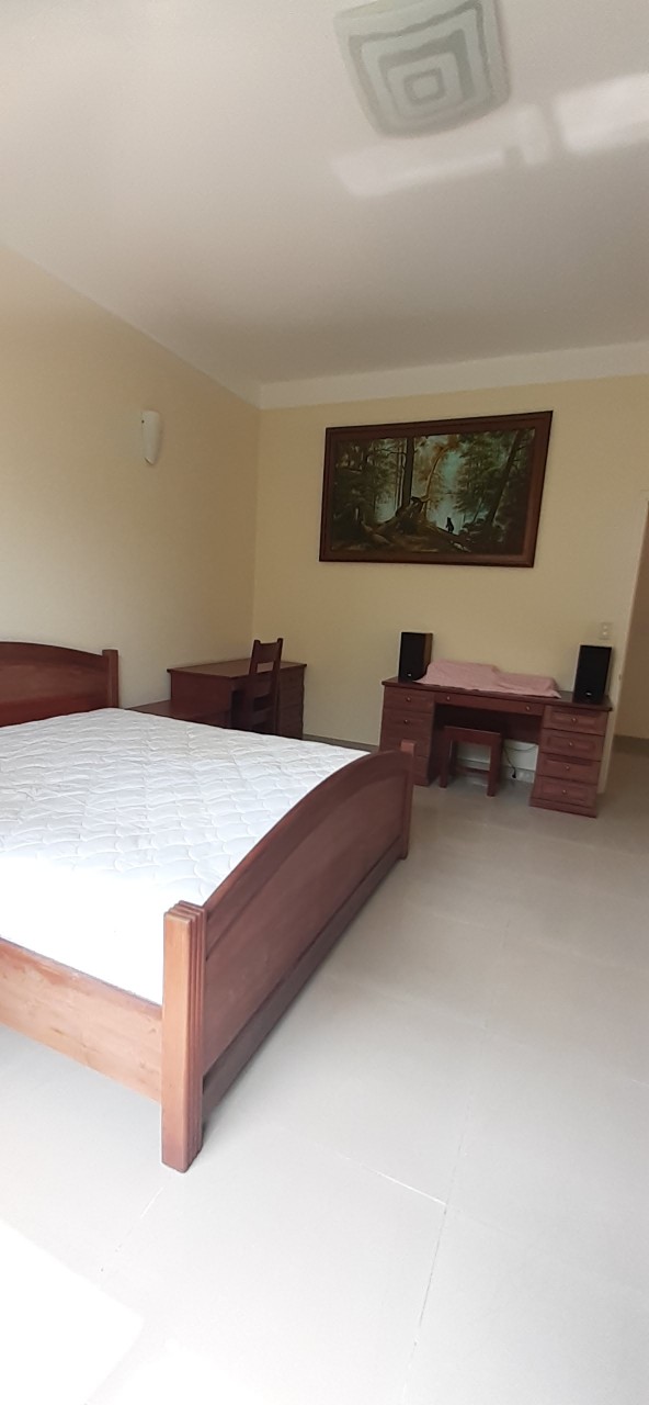 Cho thuê biệt thự đơn lập Mỹ Phú 1. Diện tích: 400m đối diẹn công viên, nội thất đầy đủ. 4 phòng ngủ. Khu an ninh yên tĩnh, bảo vệ 24/24. Giá: 90 triệu/ tháng. Liên hê: hotline Ngọc Thư ( zalo, viber) - 2001
