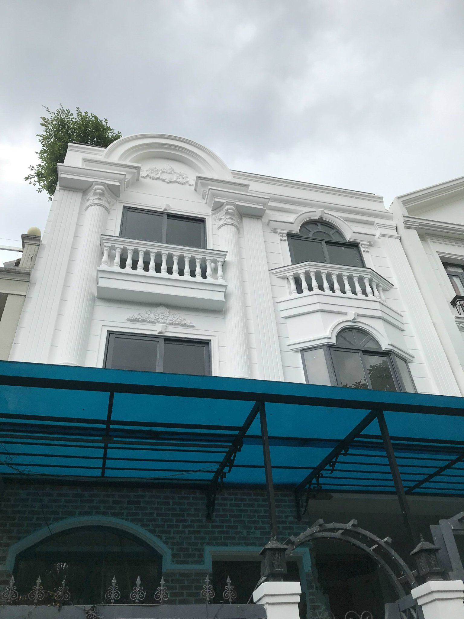 Bán gấp nhà phố liên kế vườn Nam Thiên, Phú Mỹ Hưng. Diện tích: 8x18m, Trêt, lửng, 2 lầu,  nhà đang sửa, 6 phòng. Hướng Bắc, đường nội khu. Giá chỉ 49 tỷ. Quý khách xem nhà liên hệ: hotline Ngọc Thư