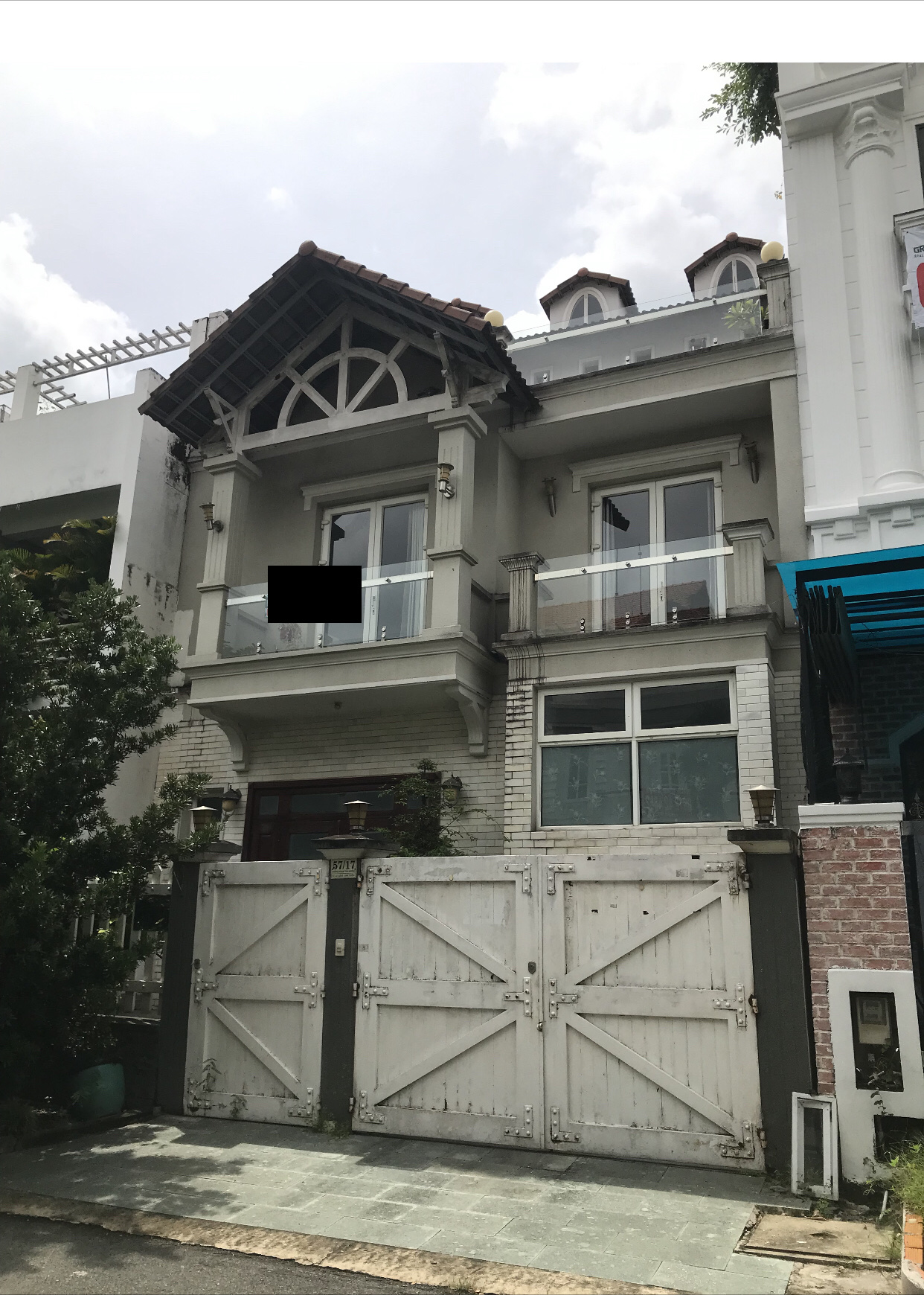 Cần bán biệt thự liên kế vườn Nam Thiên, Phú Mỹ Hưng. Diện tích: 8x18m, hầm , trệt, lửng, 2 lầu. 5 Phòng ngủ, nhà đang sửa. Giá bán nhanh chỉ 49 tỷ. Quý khách xem nhà liên hệ: hotline Ngọc Thư ( zalo, viber)