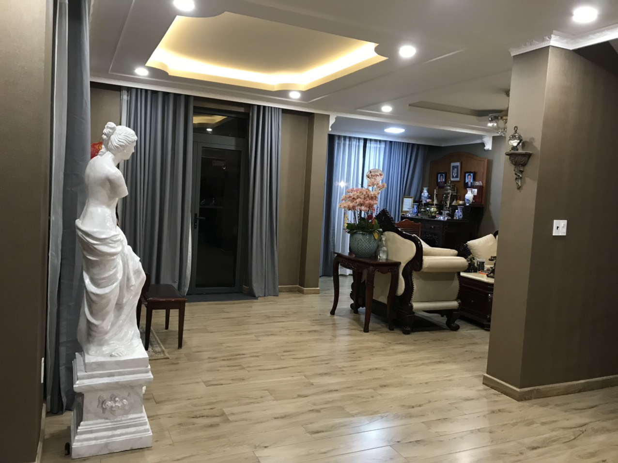 Bán biệt thự song lập Mỹ Hưng nhà đẹp giá 54 tỷ liên hệ hotline xem nhà - 2120