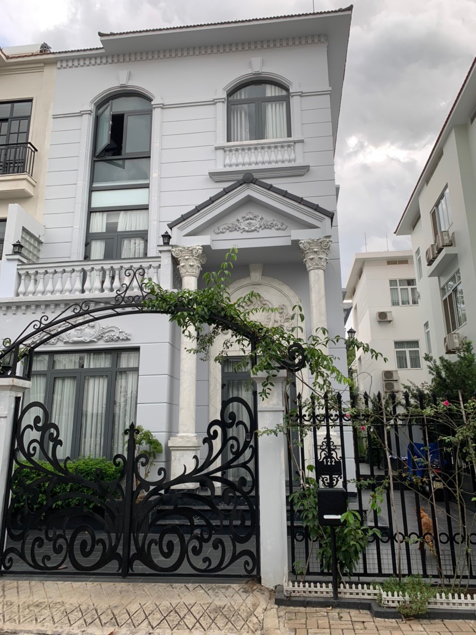 Bán biệt thự song lập Mỹ Hưng nhà đẹp giá 54 tỷ liên hệ hotline xem nhà