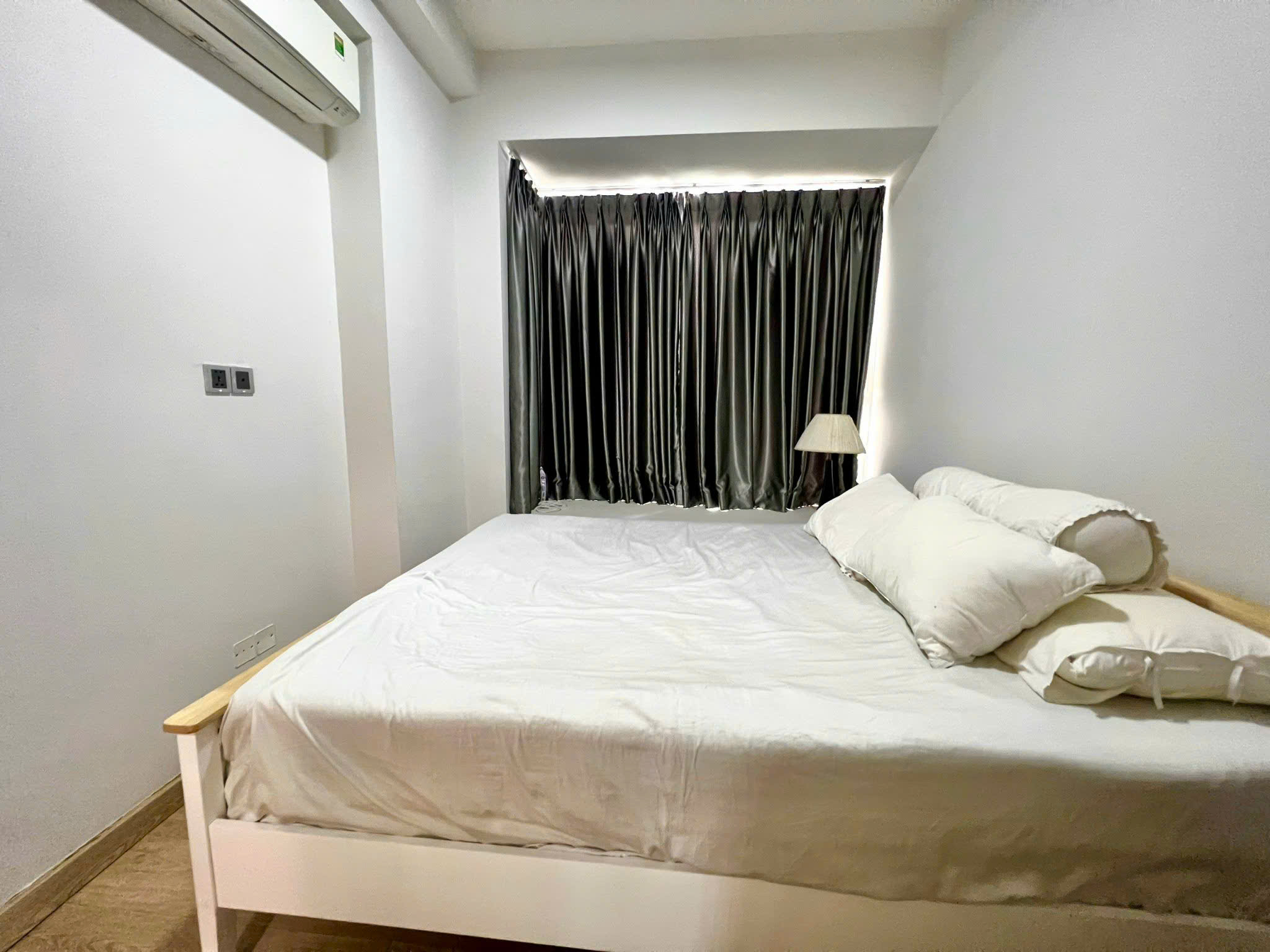 Cho thuê căn hộ Midtown The Peak  Phú Mỹ Hưng. Diện tích: 80m, 2 phòng ngủ, 2wc. Nội thất đầy đủ, giá chỉ 23 triệu/ tháng. Quý khách xem nhà liên hệ: hotline Ngọc Thư - 8066