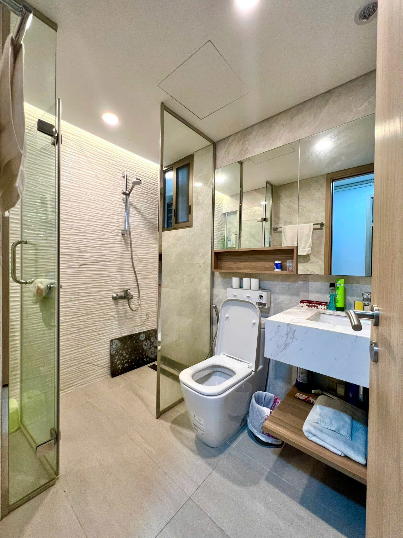 Cho thuê căn hộ Midtown The Peak  Phú Mỹ Hưng. Diện tích: 80m, 2 phòng ngủ, 2wc. Nội thất đầy đủ, giá chỉ 23 triệu/ tháng. Quý khách xem nhà liên hệ: hotline Ngọc Thư - 8067