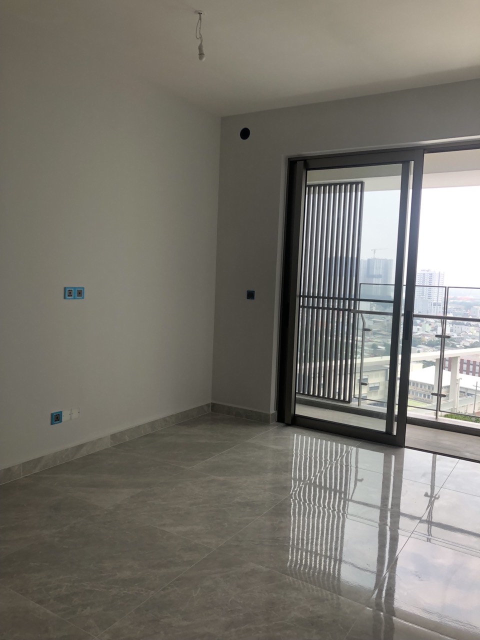Cần bán căn hộ cao cấp Midtown The Peak. Diện tích: 79m, 2 phòng ngủ, lầu cao, view thoáng. Có ô xe riêng, nhà chủ đầu tư giao. Giá chỉ 7 tỷ. Quý khách xem nhà liên hệ: hotline Ngọc Thư ( zalo, viber)