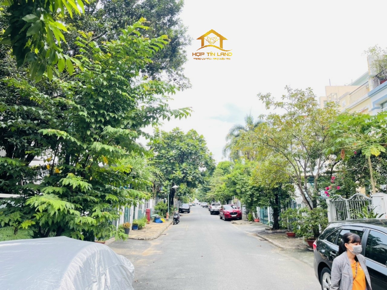 Cho thuê biệt thự phố vườn Phú Mỹ Hưng giá 35tr/tháng,DT đất: 126m2,trệt,2 lầu, 4pn, 4wc.Nhà Có sân vườn, compound an ninh 24/24.Vui lòng liên hệ: hotline /Zalo/Viber - 2250