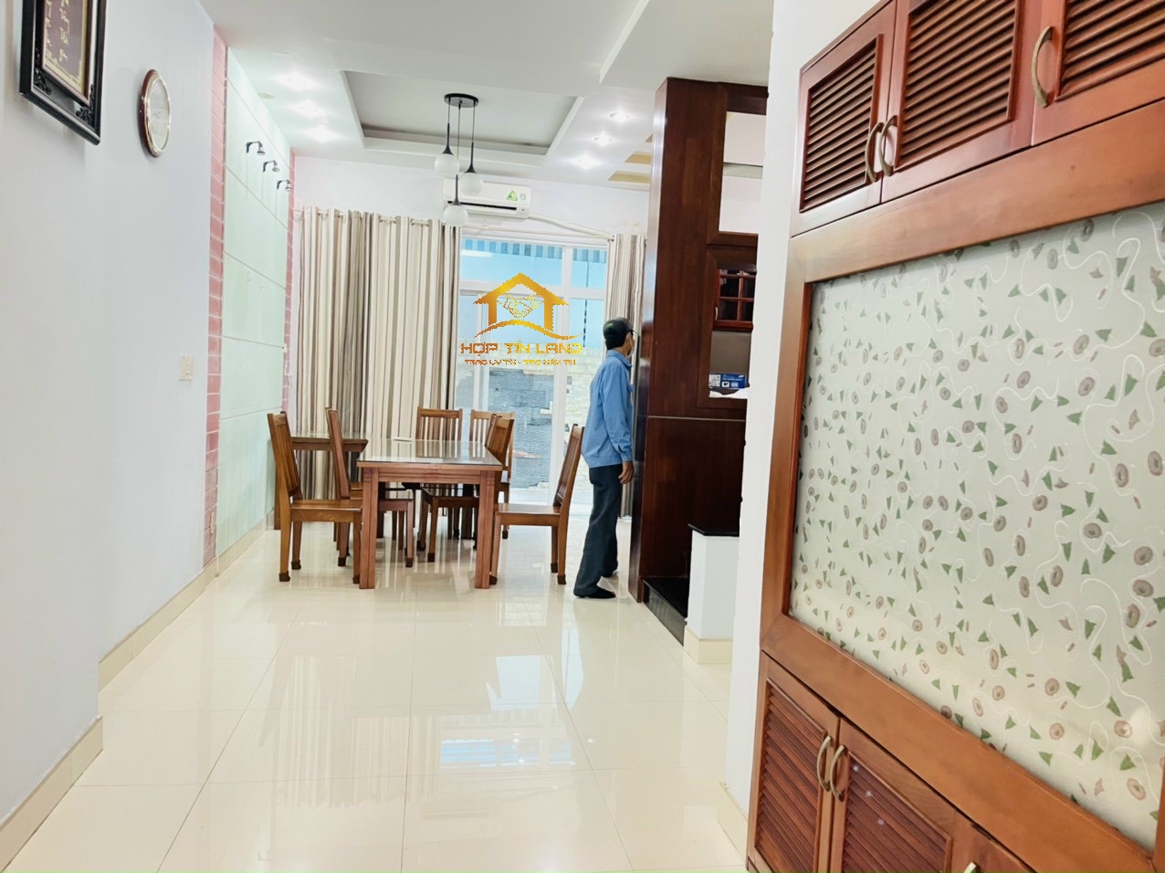 Cho thuê biệt thự phố vườn Phú Mỹ Hưng giá 35tr/tháng,DT đất: 126m2,trệt,2 lầu, 4pn, 4wc.Nhà Có sân vườn, compound an ninh 24/24.Vui lòng liên hệ: hotline /Zalo/Viber - 2249