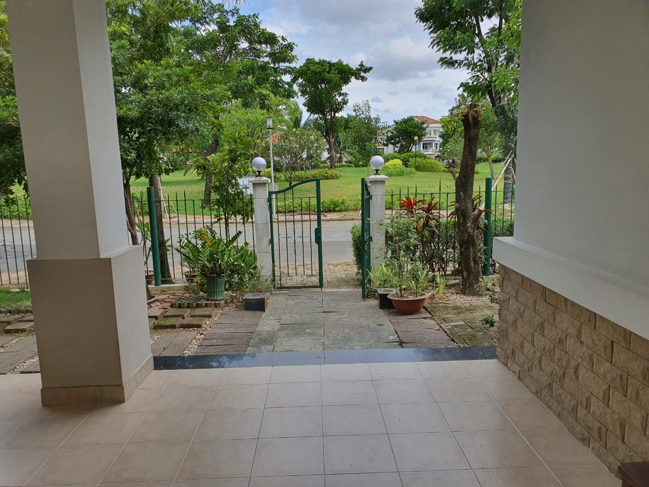 Cho thuê biệt thự tứ lập phú mỹ hưng nhà đẹp gần khu chateau công viên giá 60tr/tháng xem nhà liên hệ hotline - 2274