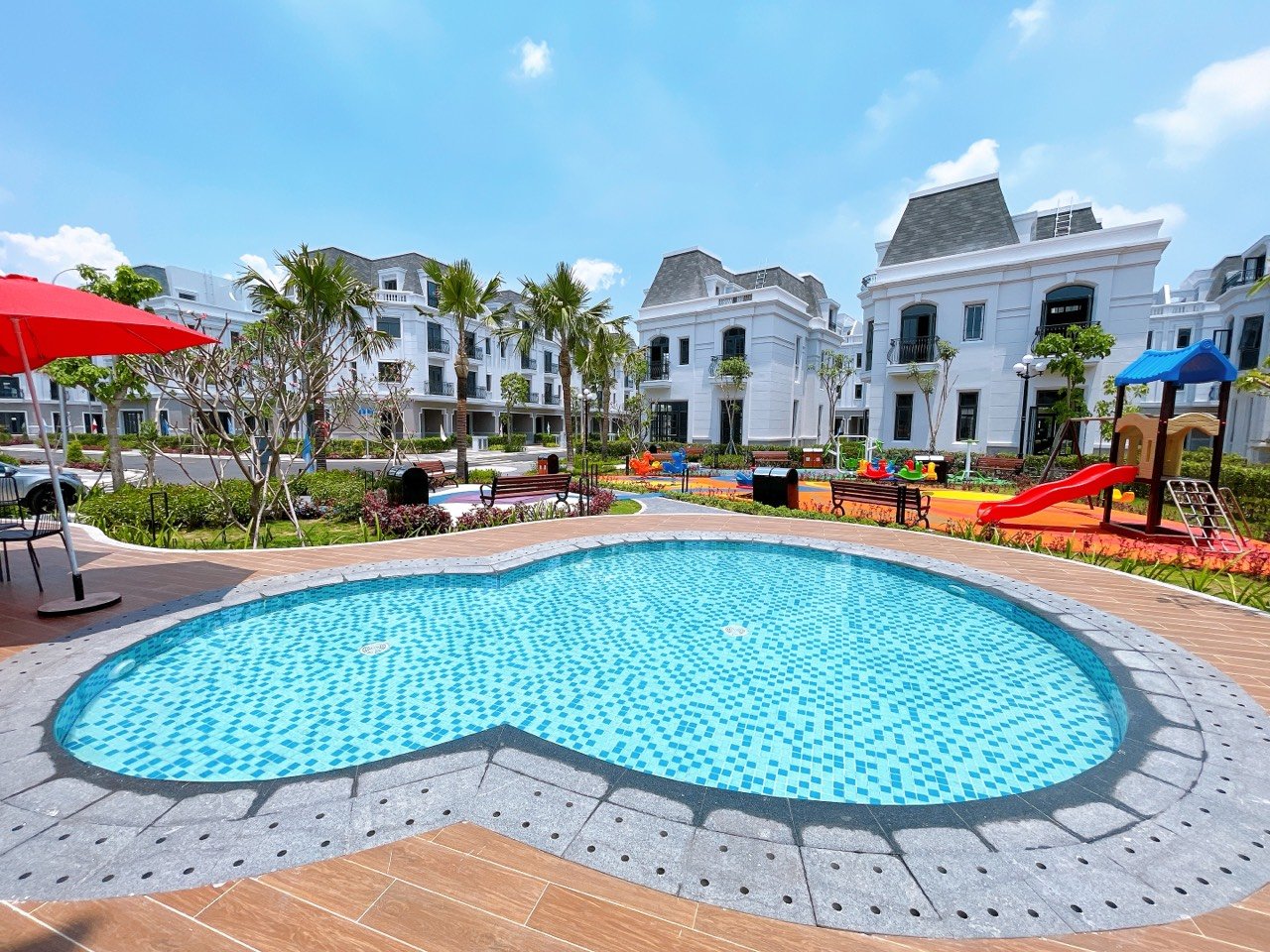 Cần bán nhà phố kinh doanh Amelia, Phú Mỹ Hưng. Diện tích: 201m, căn góc, 1 trệt, 3 lầu. Nhà hoàn thiện bên ngoài, thô bên trong. Giá 24 tỷ. Liên hệ: hotline Ngọc Thư - 2331