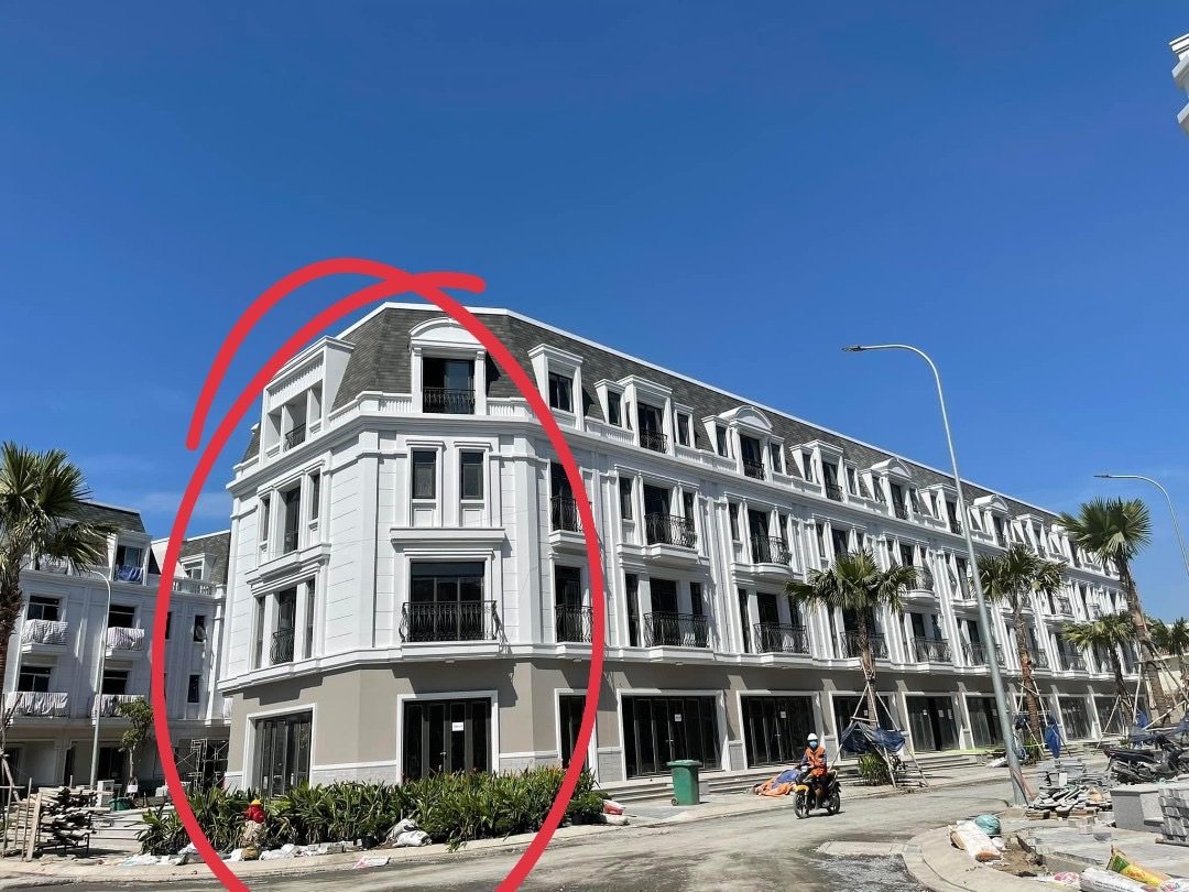 Cần bán nhà phố kinh doanh Amelia, Phú Mỹ Hưng. Diện tích: 201m, căn góc, 1 trệt, 3 lầu. Nhà hoàn thiện bên ngoài, thô bên trong. Giá 24 tỷ. Liên hệ: hotline Ngọc Thư