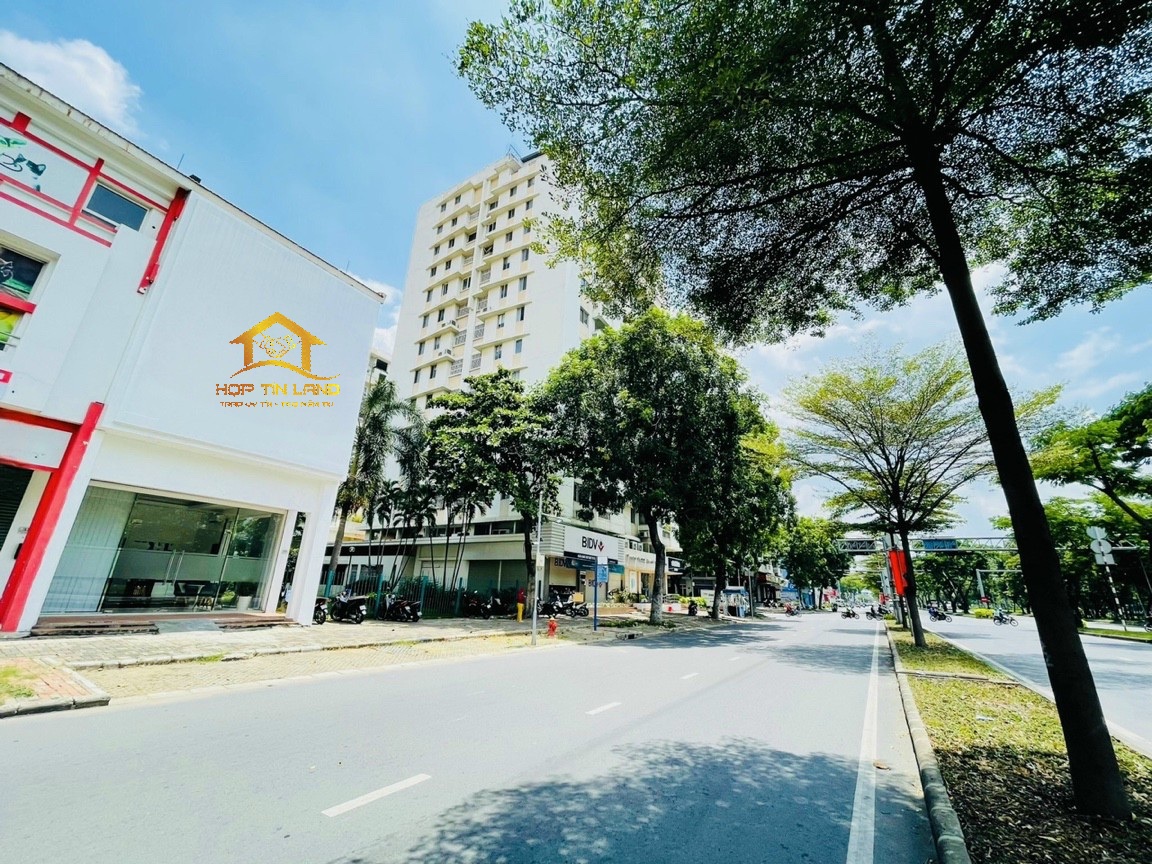 Cho thuê Nhà Phố mặt tiền Nguyễn Văn Linh ,Khu Mỹ Hoàng, Phú Mỹ Hưng, Căn góc đôi 12x18m (216m2)Trệt - lững - 2 lầu. giá thuê 100tr/ tháng.Vui lòng liên hệ: hotline /Zalo/Viber - 2348