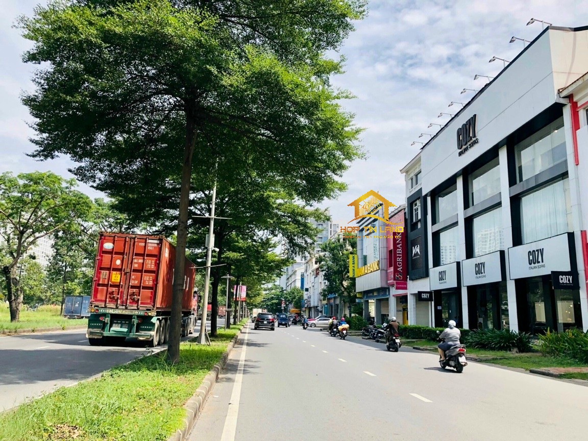 Cho thuê Nhà Phố mặt tiền Nguyễn Văn Linh ,Khu Mỹ Hoàng, Phú Mỹ Hưng, Căn góc đôi 12x18m (216m2)Trệt - lững - 2 lầu. giá thuê 100tr/ tháng.Vui lòng liên hệ: hotline /Zalo/Viber - 2349