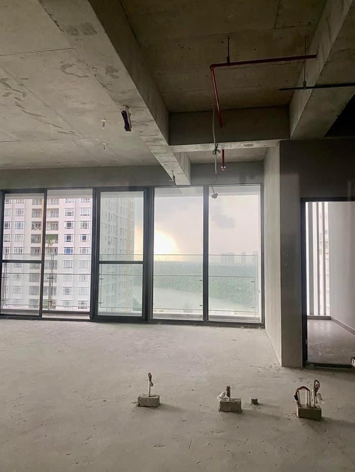 Cần bán nhanh căn penhouse The Ascentia Phú Mỹ Hưng. Diện tích: 191,86m, 4 phòng ngủ. Căn góc hai mặt thoáng, nhà thô tiện thiết kế theo ý thích. Giá chỉ: 17 tỷ. Quý khách xem nhà liên hệ: hotline Ngọc Thư - 2353