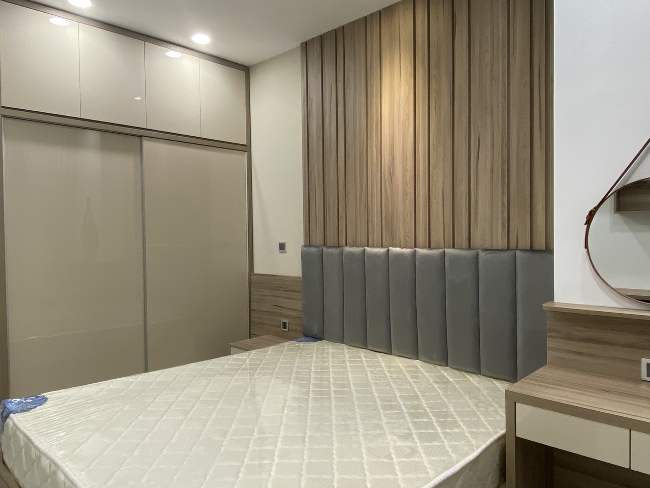 Cho thuê căn hộ Midtown The Peak , Phú Mỹ Hưng. Diện tích: 88m, 2 phòng ngủ. Nội thất cao cấp, giá chỉ 25 triệu/ tháng. Quý khách xem nhà liên hệ: hotline Ngọc Thư ( zalo, viber) - 2362
