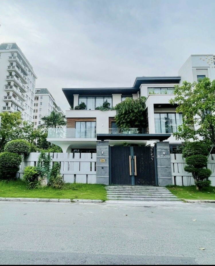 Bán biệt thự góc 2 mặt tiền đường khu Nam, Phú Mỹ Hưng. Diện tích: 18,75x17 ( công nhận 306m) trệt, 2 lầu. Nội thất cao cấp. Khu an ninh, 5 phòng ngủ. Có hồ bơi, sân vườn rộng. Giá chỉ: 120 tỷ. Quý khách xem nhà liên hệ: hotline Ngọc Thư