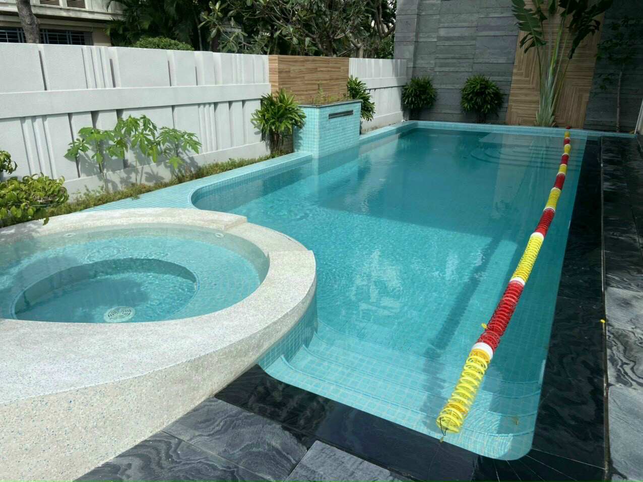 Bán biệt thự góc 2 mặt tiền đường khu Nam, Phú Mỹ Hưng. Diện tích: 18,75x17 ( công nhận 306m) trệt, 2 lầu. Nội thất cao cấp. Khu an ninh, 5 phòng ngủ. Có hồ bơi, sân vườn rộng. Giá chỉ: 120 tỷ. Quý khách xem nhà liên hệ: hotline Ngọc Thư - 2378