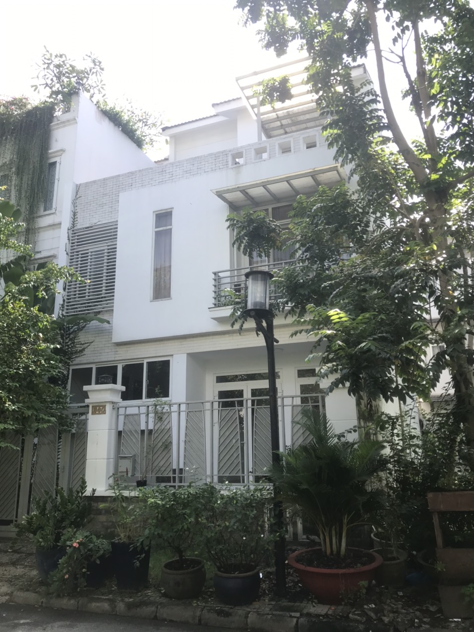 Cho thuê biệt thự vườn Nam Thông, Phú Mỹ Hưng. Diện tích: 8x18m trệt, lửng, 1 lầu, áp mái, sân thượng. Cố gara xe tầng hầm. Giá chỉ: 40 triệu/ tháng. Anh chị xem nhà liên hệ: hotline Ngọc Thư