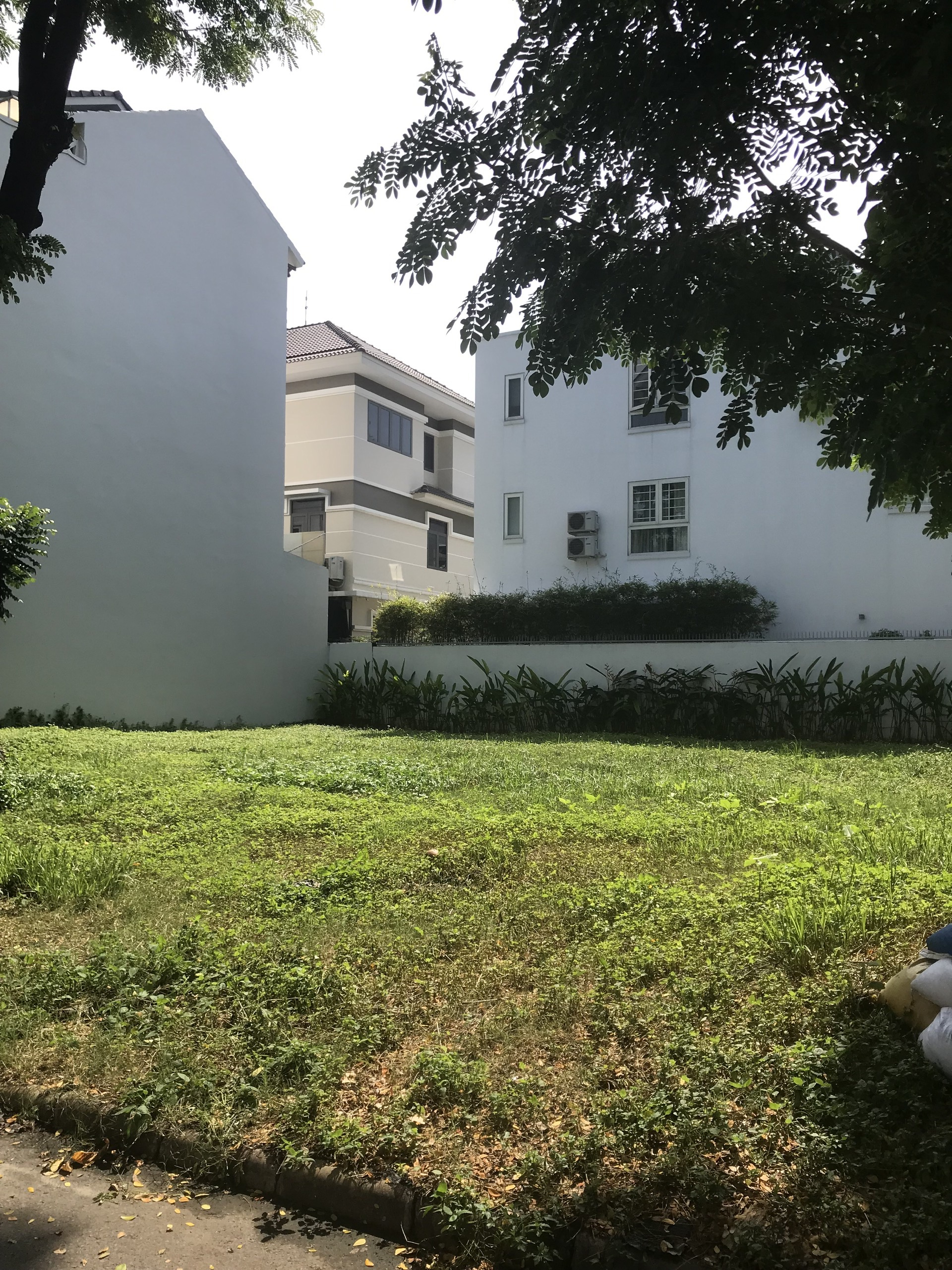 Cần bán lô đất góc Nam Thông, Phú Mỹ Hưng. Diện tích: 12x18m, kết cấu xây 1 hầm, 1 trệt, 2 lầu, áp mái. Giá bán nhanh 65 tỷ, sổ đỏ công chứng ngay. Quý khách xem đất vui lòng gọi: hotline Ngọc Thư