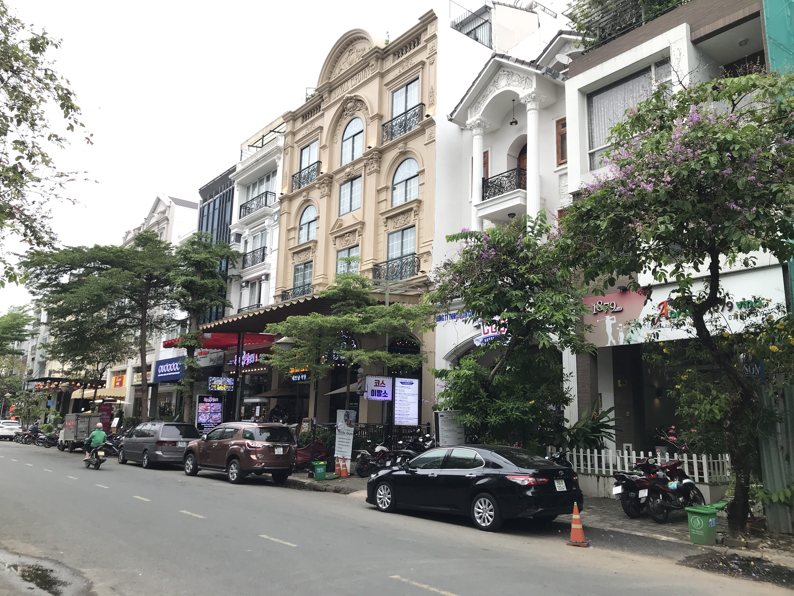 Cho thuê mặt bằng kinh doanh Hưng Gia_ Hưng Phước Phú Mỹ Hưng làm nhà hàng, quán ăn. Mặt tiền Cao Triều Phát. Diện tích: 90m, khu kinh doanh sầm uất. Giá chỉ: 49 triệu/ tháng. Anh chị quan tâm liên hệ: hotline Ngọc Thư
