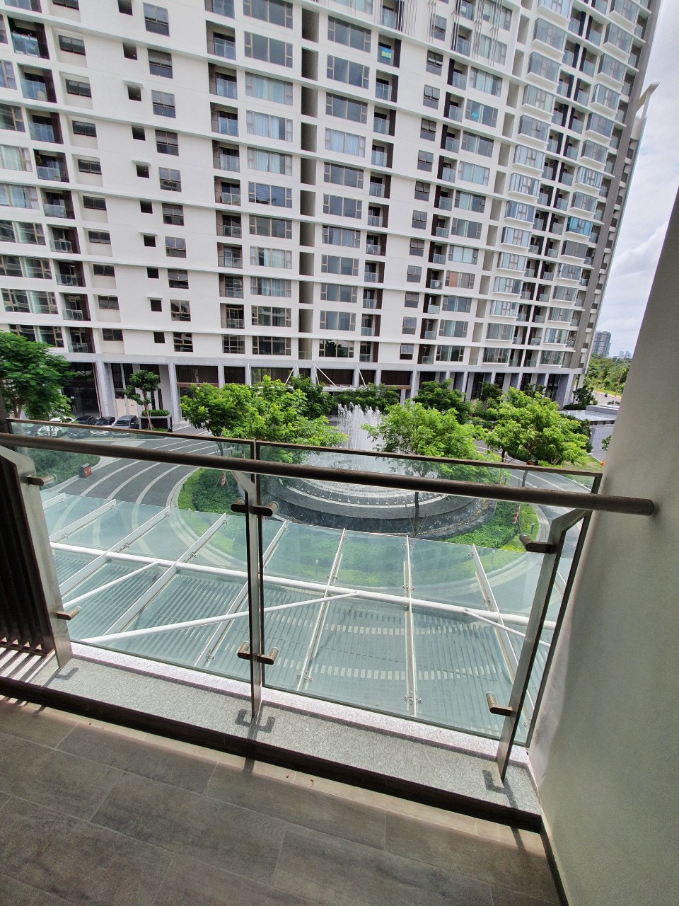 Cho thuê shophouse tầng 2 Midtown The Peak , Phú Mỹ Hưng. Diện tích: 77m, shop thô tiện thiết kế kinh doanh mọi ngành nghề. Giá chỉ: 20 triêu/ tháng. Quý khách xem shop liên hệ: hotline Ngọc Thư - 2519