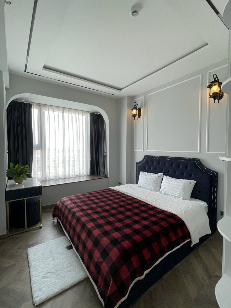 Cần bán căn hộ cao cấp Midtown The Peak. Diện tích: 80m, 2 phòng ngủ, lầu cao, view thoáng. Nhà mới thiết kế, nội thất cao cấp. Giá chỉ 7,850 tỷ. Quý khách xem nhà liên hệ: hotline Ngọc Thư ( zalo, viber) - 2546
