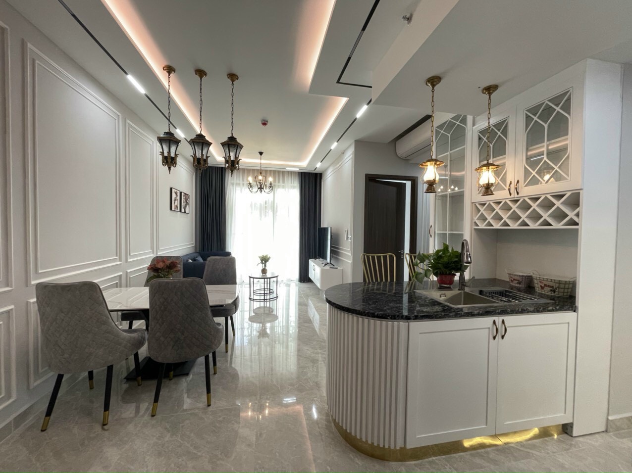 Cần bán căn hộ cao cấp Midtown The Peak. Diện tích: 80m, 2 phòng ngủ, lầu cao, view thoáng. Nhà mới thiết kế, nội thất cao cấp. Giá chỉ 7,850 tỷ. Quý khách xem nhà liên hệ: hotline Ngọc Thư ( zalo, viber) - 2547